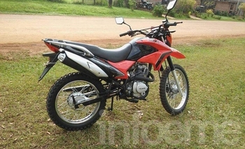 Imagen de la nota: Entraron a su casa mientras dormía y le robaron la moto