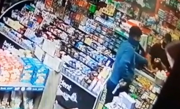 Video: ingresó a un kiosco y robó $9.000 a mano armada Imagen de la nota: Video: ingresó a un kiosco y robó $9.000 a mano armada
