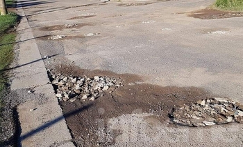 Imagen de la nota: Vecinos de Loma Negra tapan baches con escombros