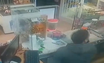Video: le robaron y ahora vende el comercio Imagen de la nota: Video: le robaron y ahora vende el comercio