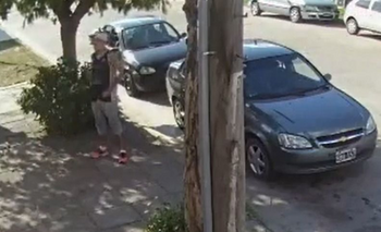 Video: merodeó el auto, esperó y robó una billetera Imagen de la nota: Video: merodeó el auto, esperó y robó una billetera