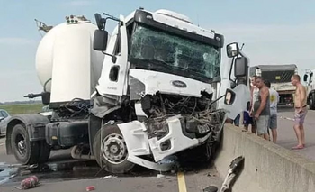 Imagen de la nota: Fuerte choque entre dos camiones en la RN 226