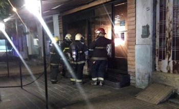 Imagen de la nota: Así controlaron los bomberos el incendio de una parrilla