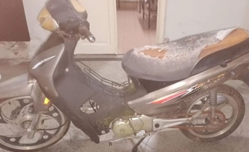 Imagen de la nota: Intentaron llevarse una moto del Depósito Judicial y los atraparon