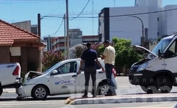 Imagen de la nota: Un vehículo del Municipio quedó en medio de un choque por alcance