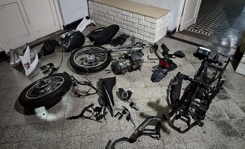 Le robaron la moto y la policía la encontró escondida y desarmada Imagen de la nota: Le robaron la moto y la policía la encontró escondida y desarmada