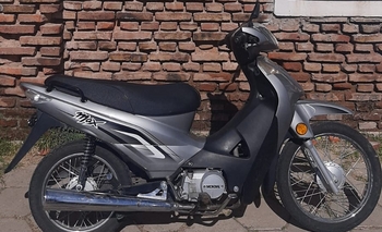 Imagen de la nota: Un menor de edad robó una moto y lo atraparon mientras huía