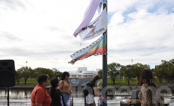 Imagen de la nota: Emotiva ceremonia de izamiento de la bandera Travesti Trans