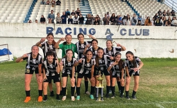 Fútbol Femenino: el “Bata” festejó en Sub16 y en Primera, arrancaron Imagen de la nota: Fútbol Femenino: el “Bata” festejó en Sub16 y en Primera, arrancaron