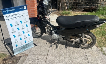 Imagen de la nota: La policía recuperó una moto robada tras allanar la casa de un sospechoso