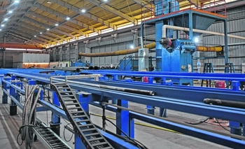 Imagen de la nota: 2.436 empresas cerradas y 73 mil despidos: la industria argentina es la segunda peor caída mundial