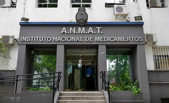 Imagen de la nota: La Anmat prohibió dos modelos de lentes de contacto y una solución multipropósito