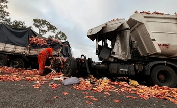 Imagen de la nota: Ruta 9: chocaron tres camiones y un micro en dos accidentes y hay un muerto y un herido