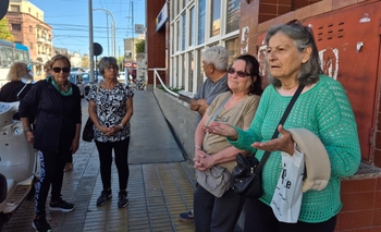 Imagen de la nota: Un grupo de afiliados se manifestó en la puerta de PAMI