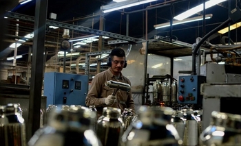 Imagen de la nota: Importaciones: una fábrica de baterías y otra de termos en crisis