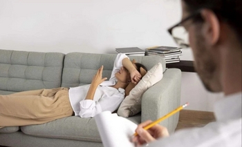 Imagen de la nota: El peligro de reemplazar al psicólogo por la IA