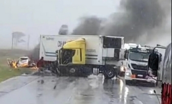 Imagen de la nota: Ruta 3: un auto quedó destruido y se incendió tras impactar contra un camión