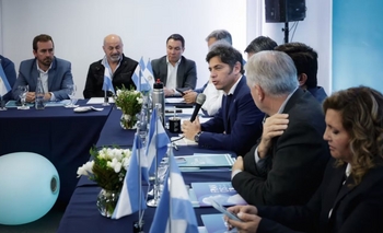 Imagen de la nota:  Con presencia de Wesner, Kicillof recibe a los intendentes