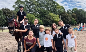 Imagen de la nota: Estudiantes tuvo su primer Encuentro de Saltos Hípicos