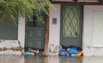 Imagen de la nota: Llegó el agua de los campos y del Vallimanca y se anegó el acceso a Recalde