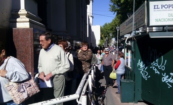 Largas colas en bancos después del paro y antes del feriado Imagen de la nota: Largas colas en bancos después del paro y antes del feriado