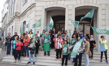 Imagen de la nota: Ruidosa protesta de ATE en las escalinatas de la Municipalidad