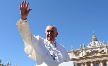 Imagen de la nota: El papa Francisco le abre la puerta a los divorciados