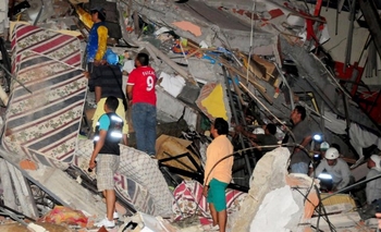 Imagen de la nota: Son más de 200 los muertos tras un fuerte sismo que sacudió a Ecuador
