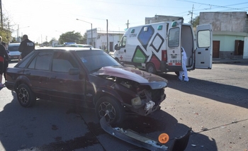 Imagen de la nota: Mujer herida en fuerte choque entre dos vehículos
