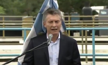 Imagen de la nota: Se cayó una bandera encima de Macri y las redes estallaron