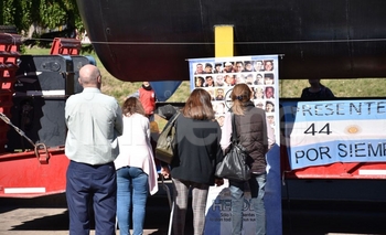 Imagen de la nota: Vecinos visitaron la réplica del submarino ARA San Juan 