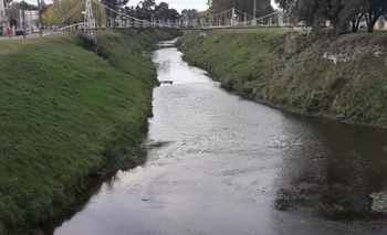 Imagen de la nota: Ingeniería volvió a tomar muestras de agua en el arroyo Tapalqué