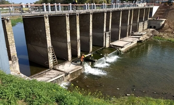 Imagen de la nota: Trabajos de limpieza y mantenimiento de compuertas