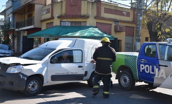 Imagen de la nota: Fuerte choque entre camioneta y un auto 