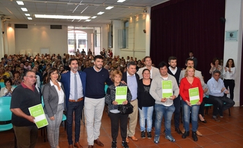 Imagen de la nota: Con un acto se realizó la entrega de 177 escrituras