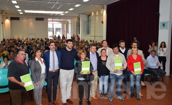 Imagen de la nota: Con un acto se realizó la entrega de 177 escrituras