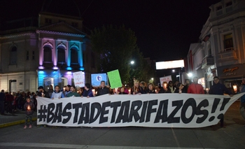 Imagen de la nota: Con gran marco de público se realizó la Marcha de las Velas contra los tarifazos
