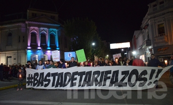 Imagen de la nota: Con gran marco de público se realizó la Marcha de las Velas contra los tarifazos