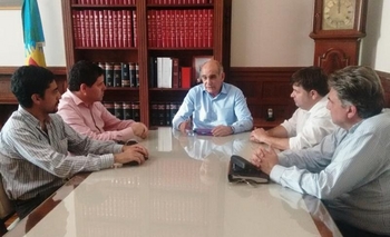 Radicales olavarrienses con el Vicegobernador Salvador  Imagen de la nota: Radicales olavarrienses con el Vicegobernador Salvador