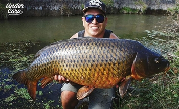 ¡Qué jugador! futbolista pescó carpa de más de 13kg Imagen de la nota: ¡Qué jugador! futbolista pescó carpa de más de 13kg