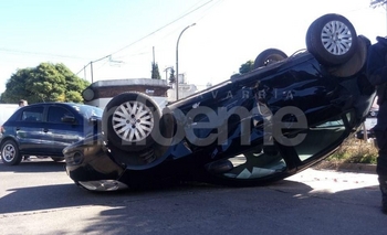 Un auto terminó volcado tras un fuerte choque  Imagen de la nota: Un auto terminó volcado tras un fuerte choque