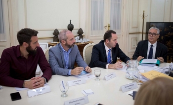 Imagen de la nota: Jáuregui reunido con el candidato a Juez de la Corte