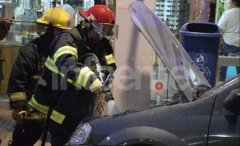 Imagen de la nota: Incendio parcial de un auto en pleno centro 