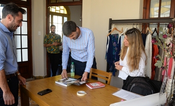 Imagen de la nota: El Intendente visitó el taller de una diseñadora local