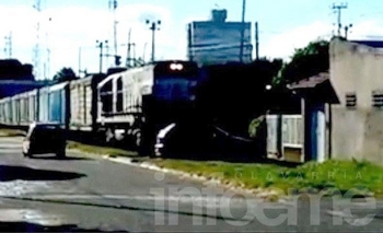 Imagen de la nota: Video: estacionó en su casa y el tren casi le arrolla el auto
