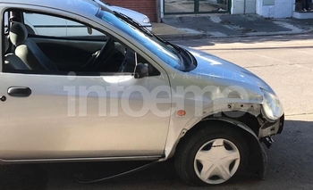 Chocó contra un auto estacionado y volcó  Imagen de la nota: Chocó contra un auto estacionado y volcó