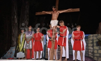 Imagen de la nota: El colegio Rosario realizó el “Vía Crucis de la Solidaridad”