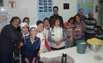 Tierra, Techo y Trabajo: cocinan para 140 personas Imagen de la nota: Tierra, Techo y Trabajo: cocinan para 140 personas