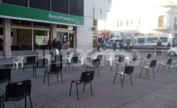 Imagen de la nota: Comenzó el operativo de colocación de sillas