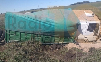 Imagen de la nota: Camión se despistó y volcó su acoplado en la ruta 226 